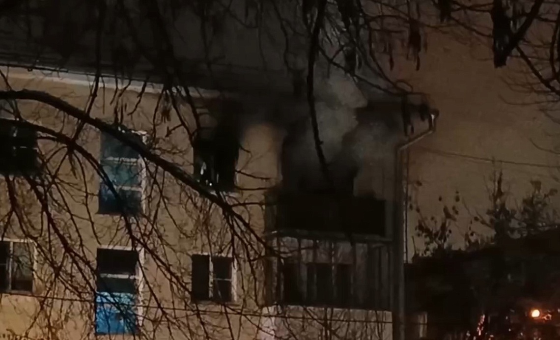 В Пензе на улице Дзержинского загорелась квартира